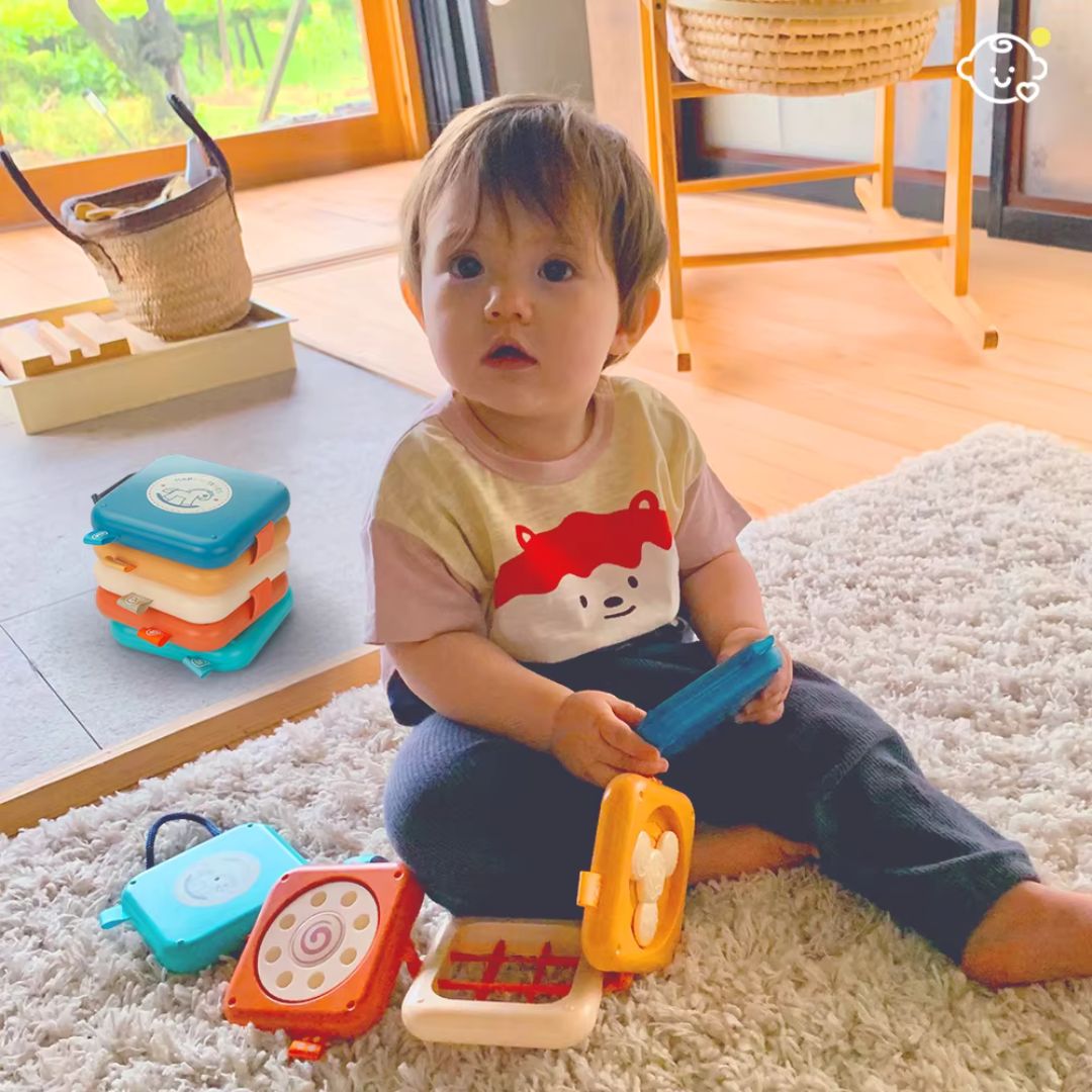 BusyBuddy - Foldable Montessori Travel Toy